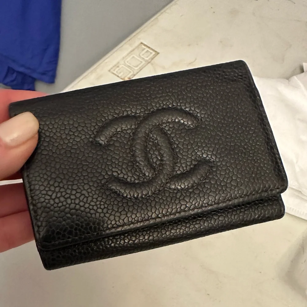 GUC Chanel Caviar Leather Key Holder Case. Black Exterior w/Silver Key Hangers. - Picture 9 of 9